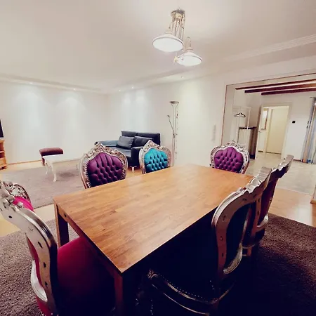 Haus Mit 6 Apartment *